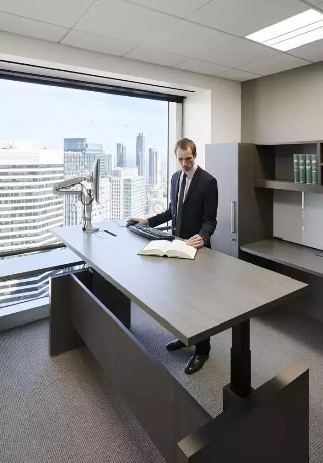 只有黑、白、灰三種顏色的辦公室？——極簡主義的設計哲學