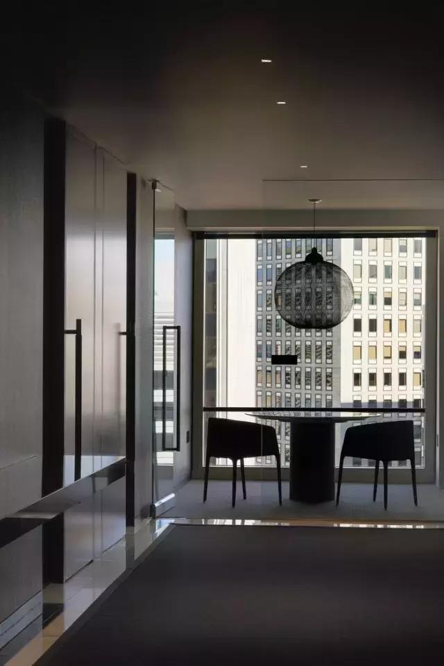 只有黑、白、灰三種顏色的辦公室？——極簡主義的設計哲學