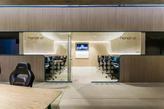 就喜歡這種天馬行空的藍(lán)，馬德里Movistar Riders辦公室設(shè)計