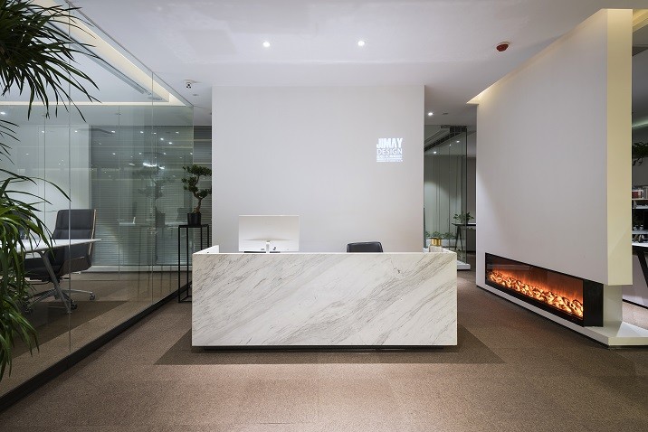 ‘少’不是空白而是精簡，‘多’不是擁擠而是＊＊。